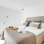 Villa Vacation Marbella I Ava, Private Heated Pool, Rooftop Hot Tub, Sauna, Luxury Interior, Close To Golfs, Beaches And Puerto Banus *